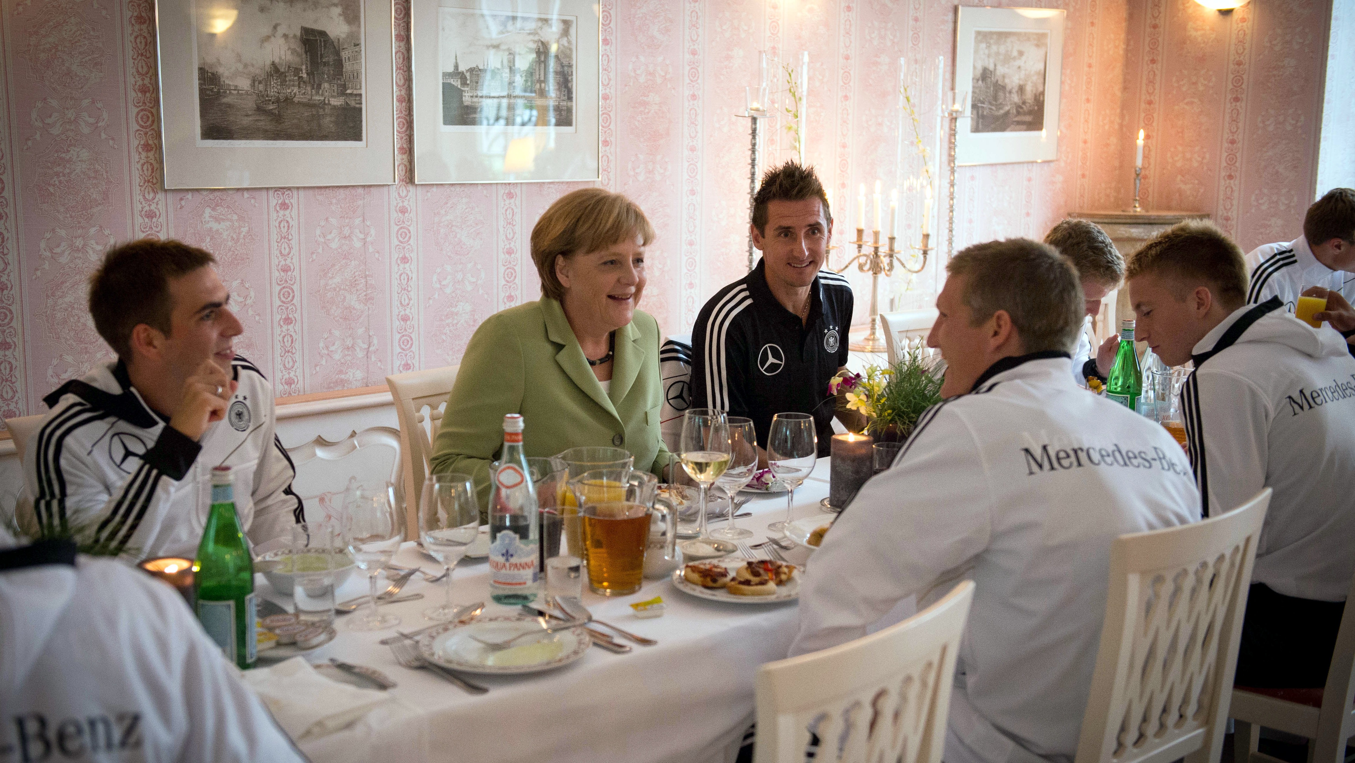 Nemci sú známi tým, že si potrpia na prísnu disciplínu. Tréner reprezentačného tímu Joachim Löw  však počas štartu na európskom šampionát uzdu mierne povolil. Hráči si tak si tak môžu dať pivo, cigaretku a môžu aj komunikovať na sociálnych sieťach. Všetko však musí mať svoje pravidlá!